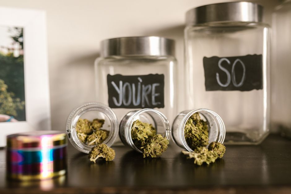 Cogollos de marihuana en un frasco de cristal
