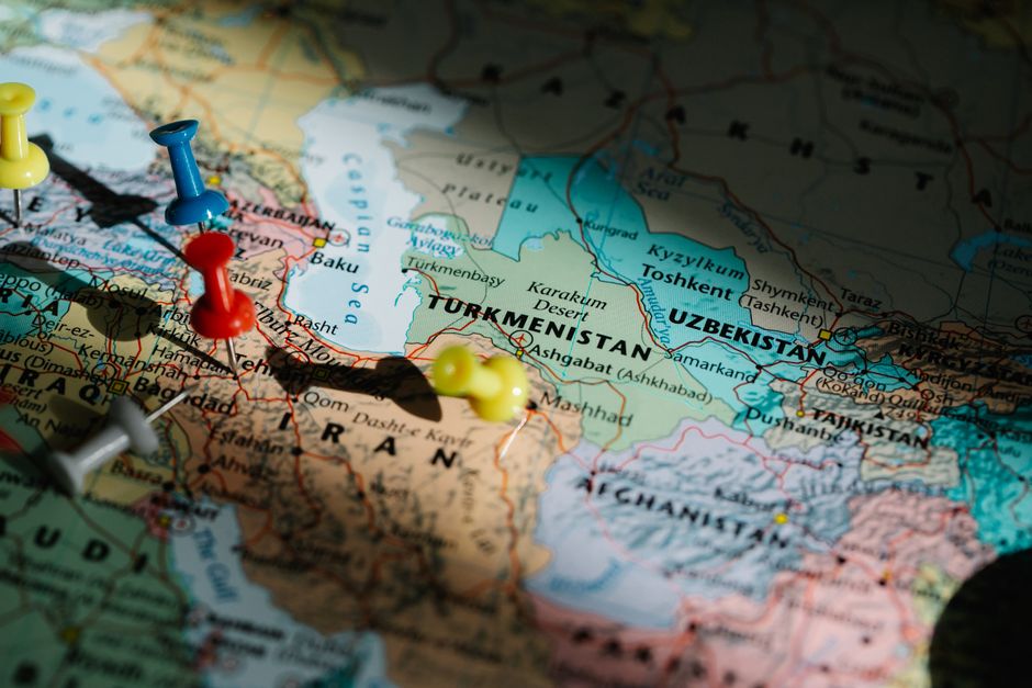 Mapa con chinchetas marcando varios países