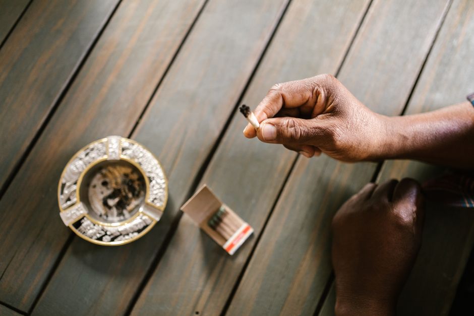 Un porro consumiéndose hasta la ceniza en un cenicero