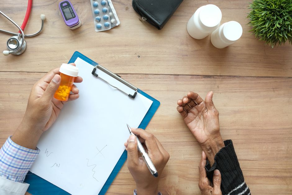 Consulta médica donde un especialista valora un tratamiento con cannabis