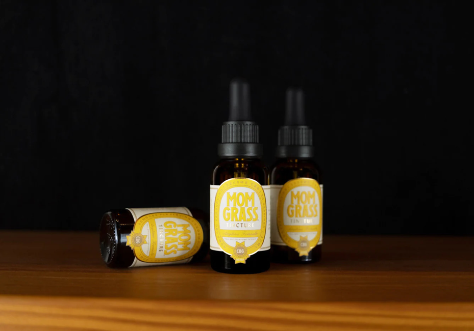 Frasco ámbar de aceite de cannabis sobre una mesilla de noche