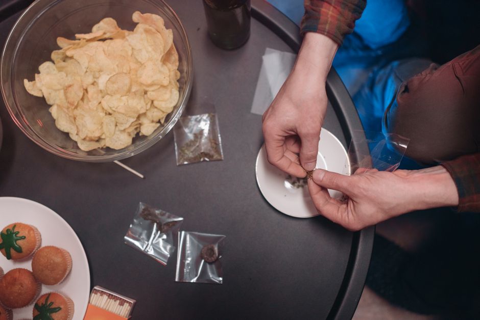 Un comestible de cannabis junto a un porro encendido para comparar las dos vías de consumo