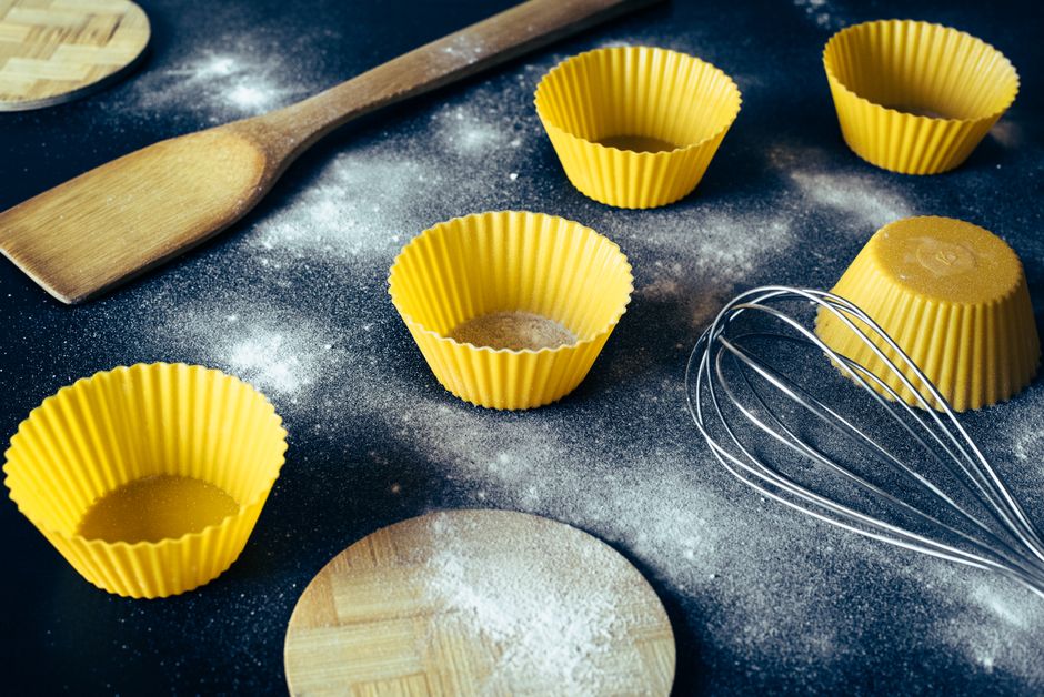 Gomitas de cannabis caseras enfriándose en moldes de silicona