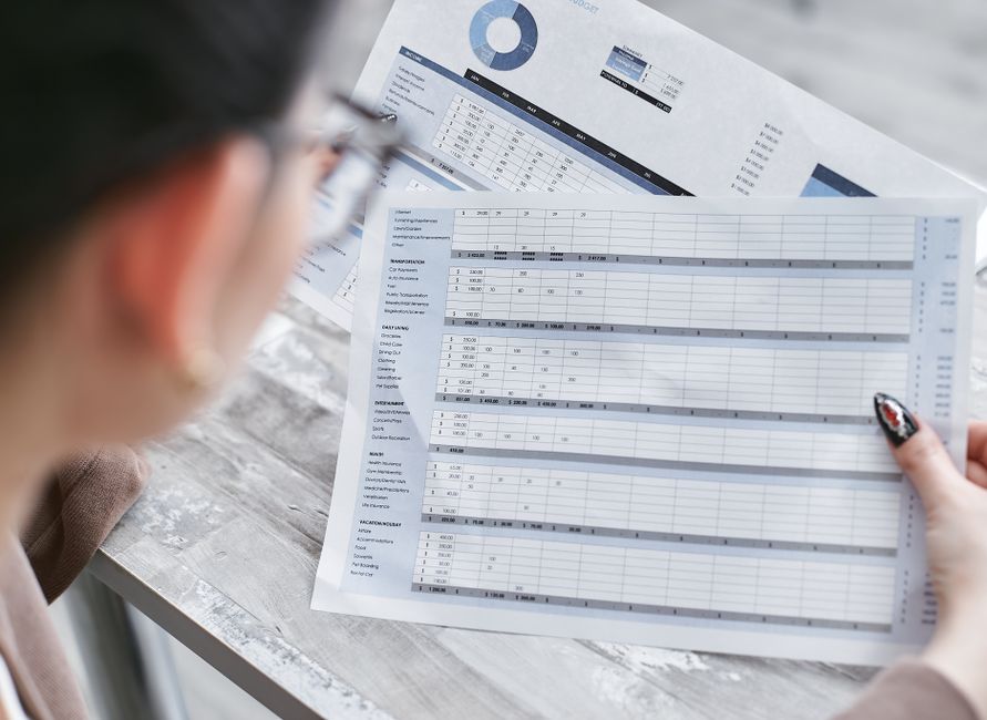 Persona revisando previsiones financieras de un plan de negocio