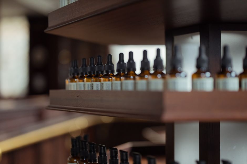 Estantería de tienda con decenas de frascos de aceite de CBD casi idénticos