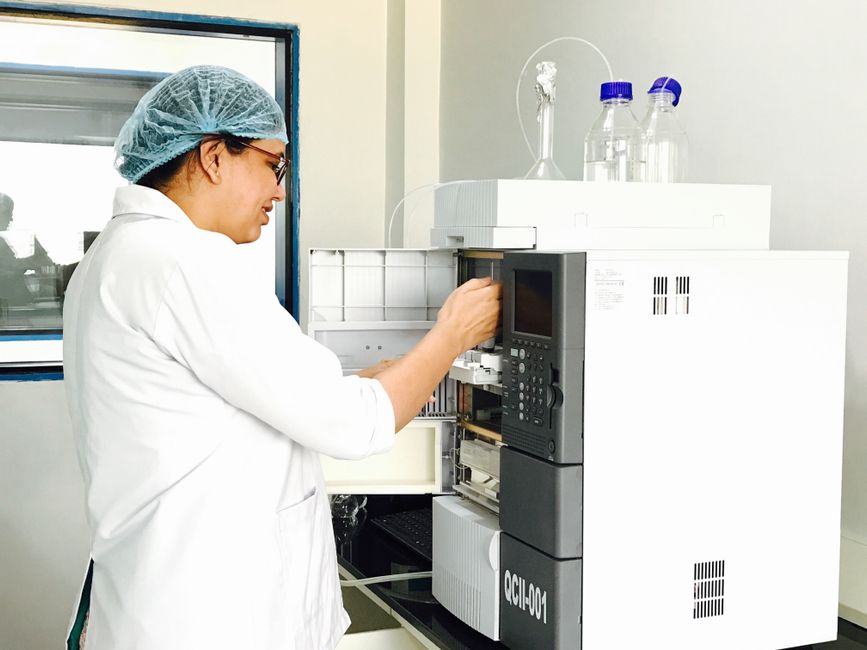 Técnico de laboratorio operando un espectrómetro de masas para analizar pesticidas en cannabis