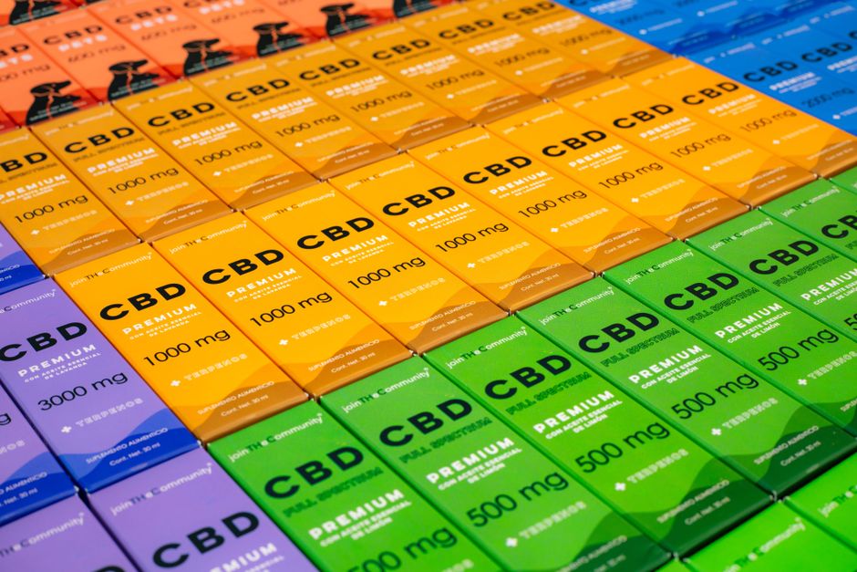Productos de vapeo de cannabinoides expuestos en la estantería de una tienda europea