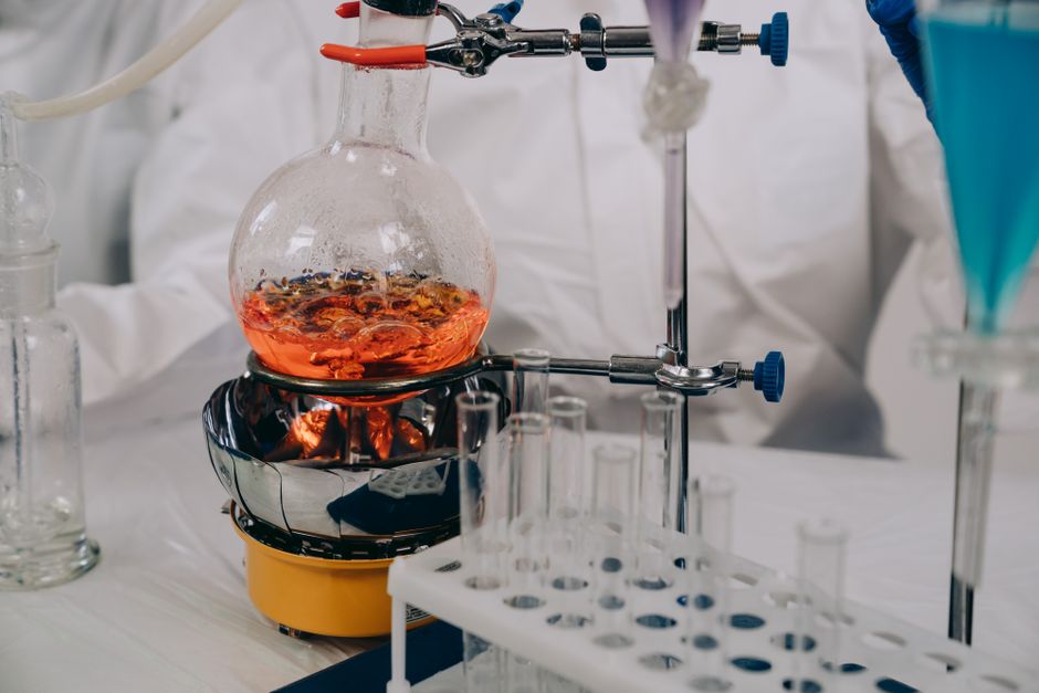 Manos de laboratorio sosteniendo un vial con extracto de cannabinoide semisintético